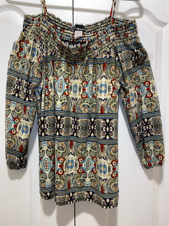 Ny Invasion Tops - Off-Shoulder Paisley Print Blouse in Cream and Blue